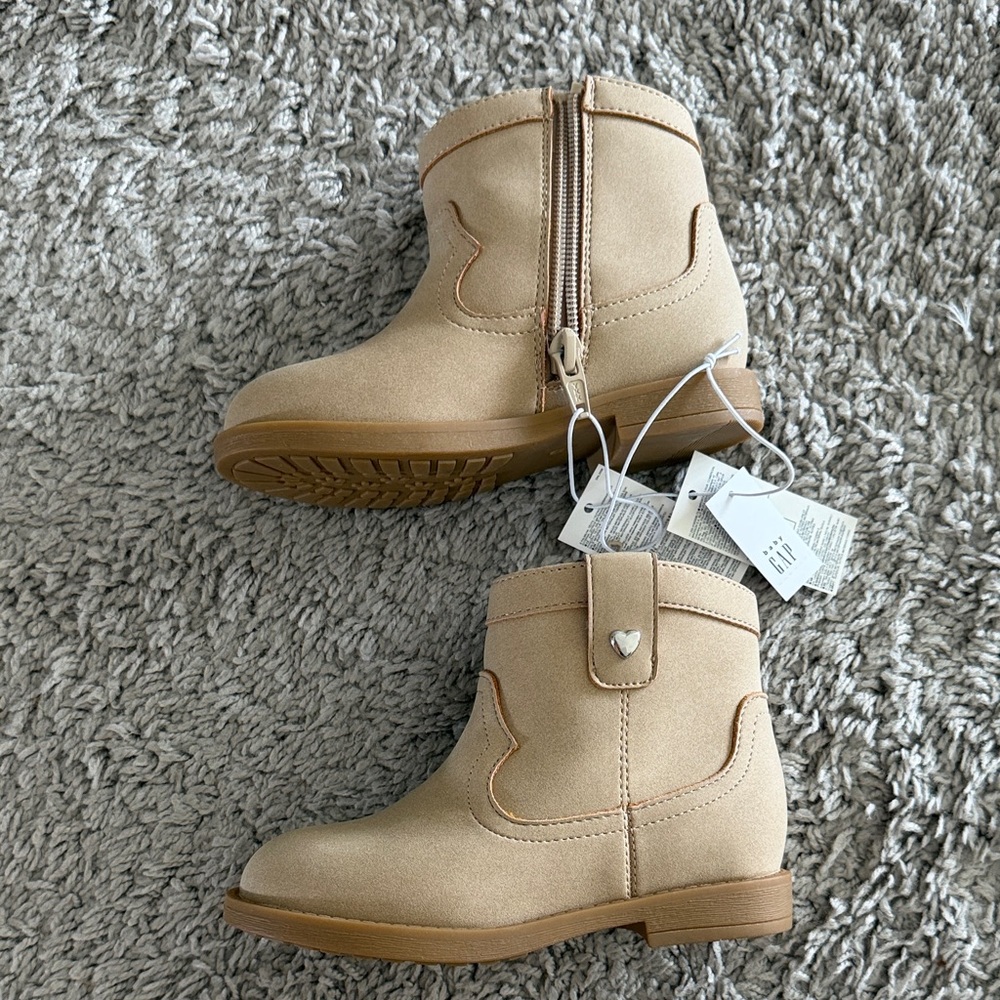 New with tags GAP kids Beige faux suede Western Booties with Heart Accent